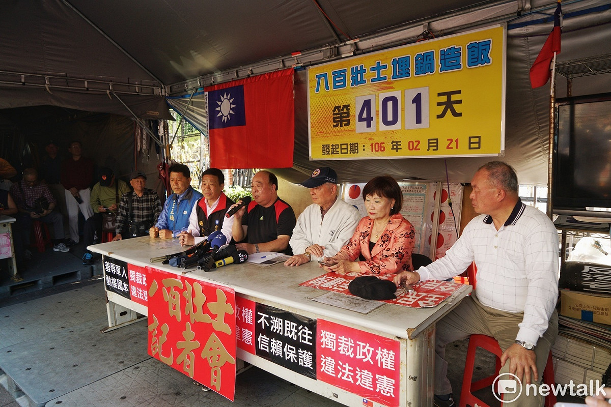 外傳台北市政府今天將拆除位在立法院正門外的反軍改團體—八百壯士的帳篷，為此，八百壯士團體上午發出動員令，要成員守護帳篷到底，但目前僅有少數人到場聲援。 圖：張良一/攝