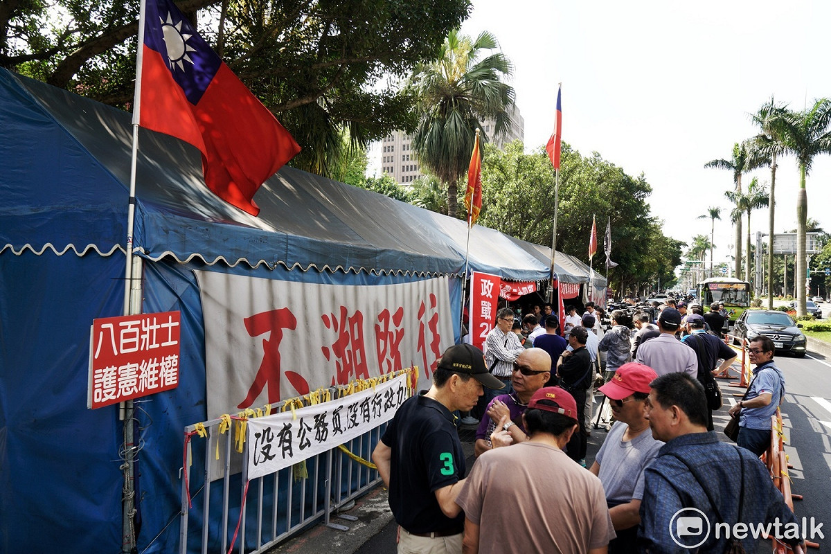 外傳台北市政府今天將拆除位在立法院正門外的反軍改團體—八百壯士的帳篷，為此，八百壯士團體上午發出動員令，要成員守護帳篷到底，但目前僅有少數人到場聲援。 圖：張良一/攝