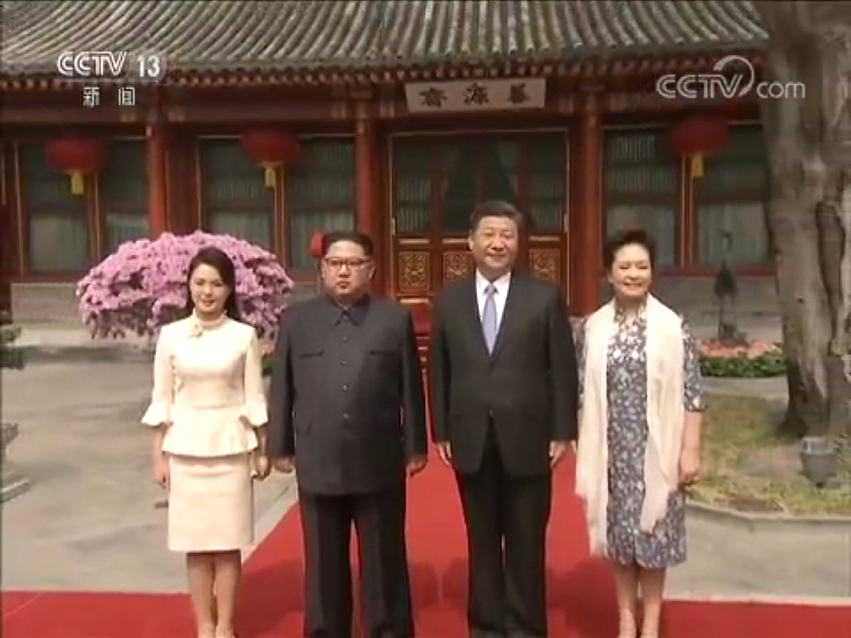 訪問期間，習近平和夫人彭麗媛還在釣魚臺國賓館養源齋為金正恩和夫人李雪主舉行了午宴。 圖：翻攝自央視畫面