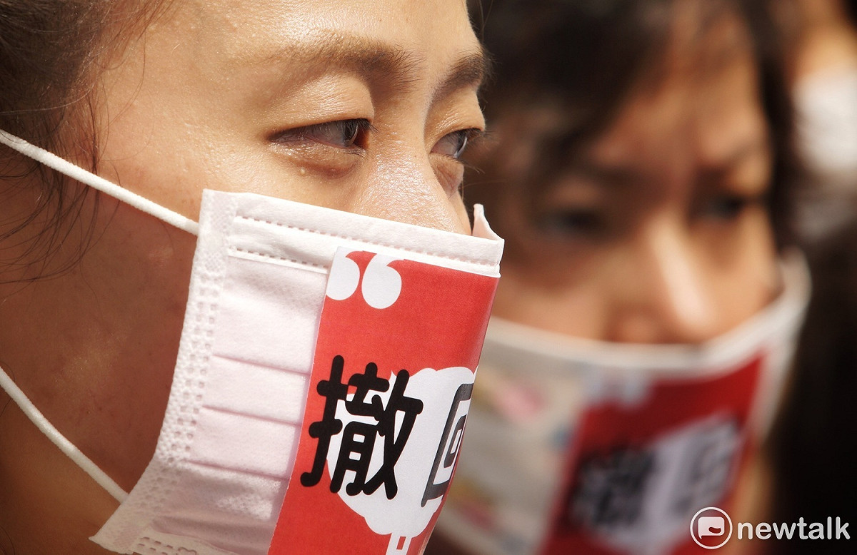 由綠色公民行動聯盟發起，包括綠色和平、主婦聯盟環境保護基金會、地球公民基金會等環保團體今（28）天上午集結在行政院門口，要求立即撤回深澳案。 圖：張良一/攝