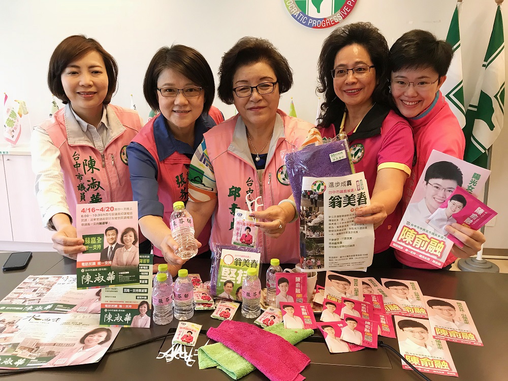 文宣品不再只是面紙包，牙線棒、抹布、咖啡都很受歡迎。  圖 : 台中市議員邱素貞/提供