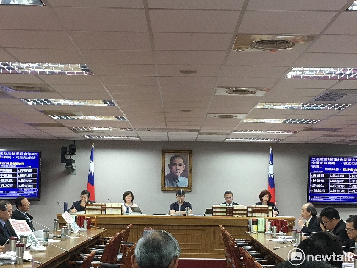立法院今（28）日早上審查財團法人法，針對是否納入宗教團體、該法施行三年內後得以補足捐贈回歸政府捐贈的財團法人等議題，朝野立委爭鋒相對；內政部更與行政院不同調，讓民進黨召委段宜康大罵「這樣怎麼審？」要求內政部長葉俊榮辭職。對此，行政院副秘書長何佩珊表示，「絕對支持政院版。」 圖：黃韋銓/攝