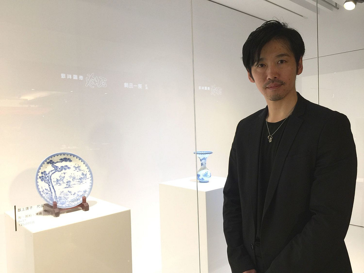 藝術家中里博恒與中里家傳藝術品合影。 中友時尚藝廊/提供