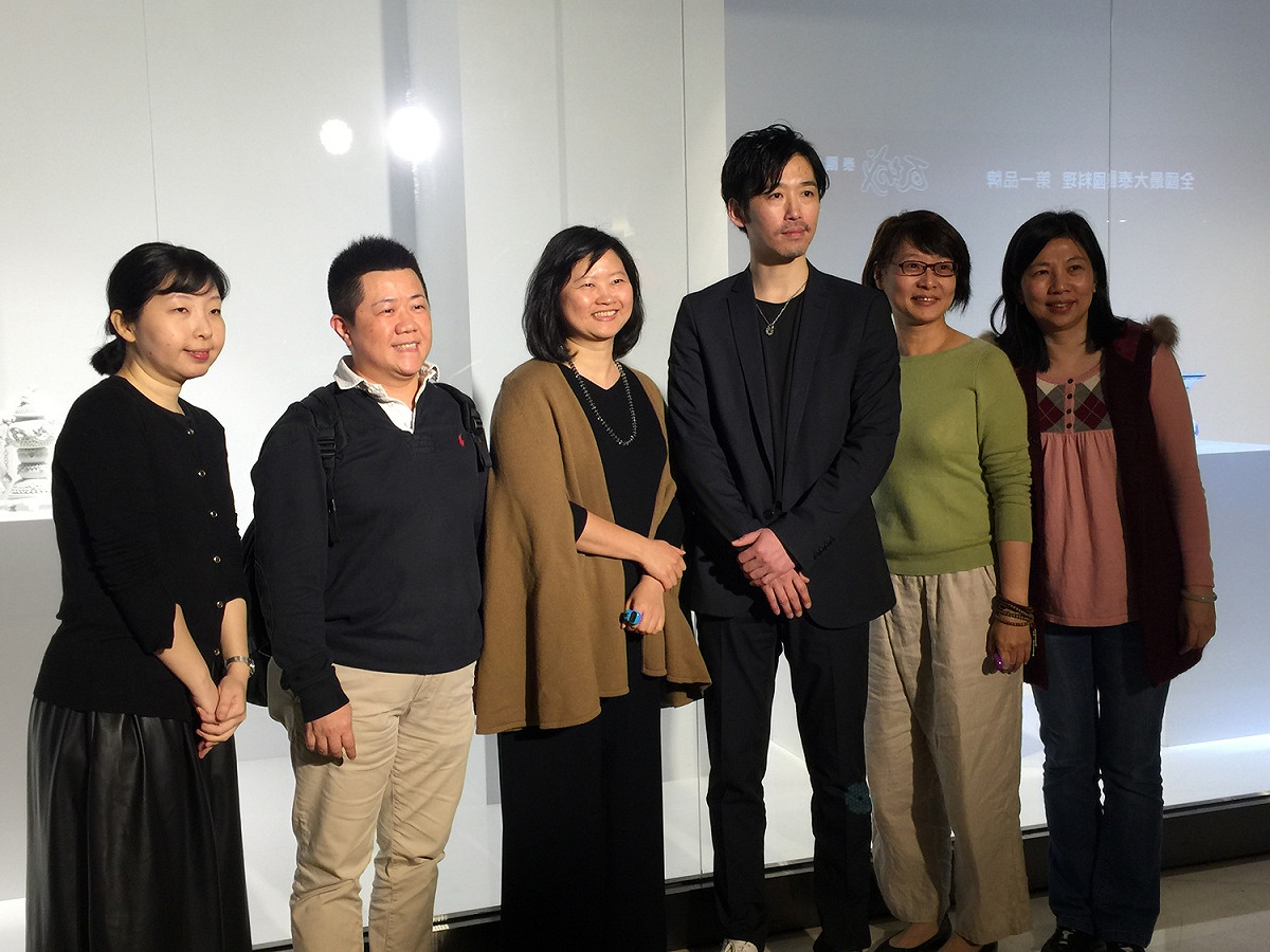 開幕時現場粉絲與藝術家中里博恒合影。 中友時尚藝廊/提供