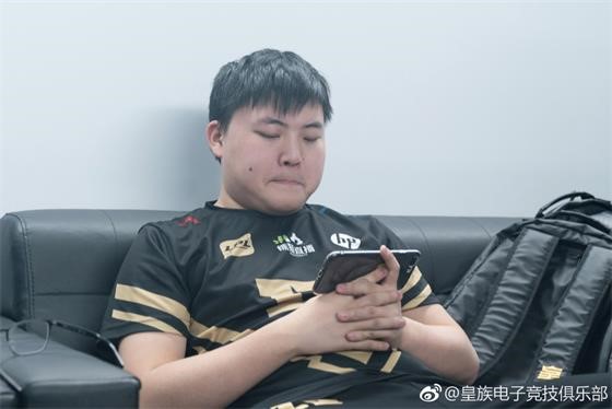 上週《英雄聯盟》中國LPL聯賽RNG以2：0敗給IG，粉絲們紛紛開始抓戰犯，從上路到輔助無一倖免，更有部分粉絲將矛頭指向AD選手Uzi，認為Uzi的會使用的角色太少、角色池過淺，所以才造成這樣的結果。 圖：翻攝自 RNG 官方微博