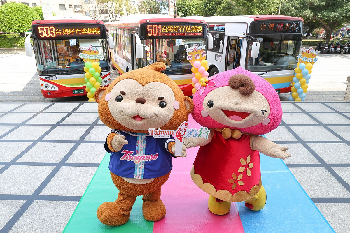 台灣好行桃園市路線推出專屬繪本公車，由桃園市吉祥物ㄚ桃、園哥陪民眾玩遍桃園。 圖: 桃園市政府/提供
