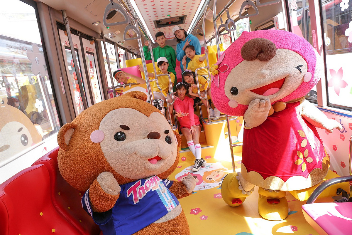 台灣好行桃園市路線推出專屬繪本公車，由桃園市吉祥物ㄚ桃、園哥陪民眾玩遍桃園。 圖: 桃園市政府/提供
