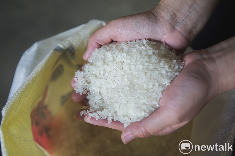 當年陳士賢從屏科大的食品研究所畢業，又有了澳洲草莓園打工度假的經驗，對於「農二代」有著「愜意」的想像，因此讀食品專業的他，接下了父親的稻田與工廠。 圖：陳宣如／攝
