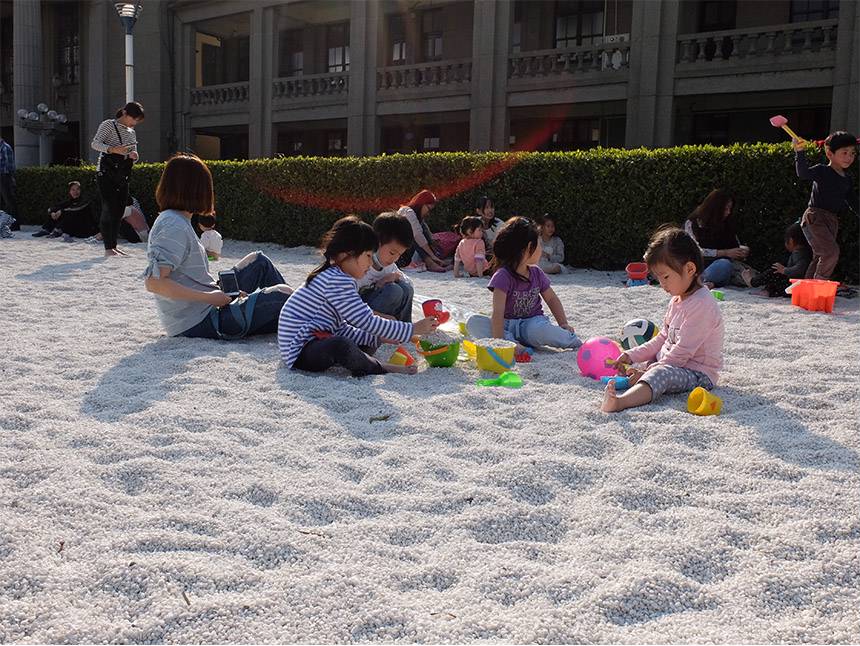 三重的大台北都會公園除了沙坑之外，更打造7米高大型幸運草地景溜滑梯、磨石子碗公滑梯、攀爬網、攀爬塊及立體浮球等多樣遊戲設施。 圖 ：新北市觀旅局/提供