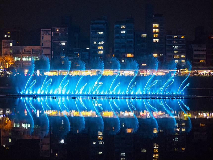 夜晚更可以盡情沉浸碧潭吊橋夢幻夜景，享受國際級「碧潭水舞秀」！ 圖 ：新北市觀旅局/提供