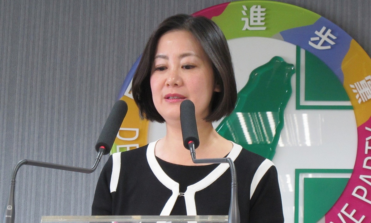 民進黨發言人吳思瑤28日轉述中常會情形。 圖：林朝億/攝