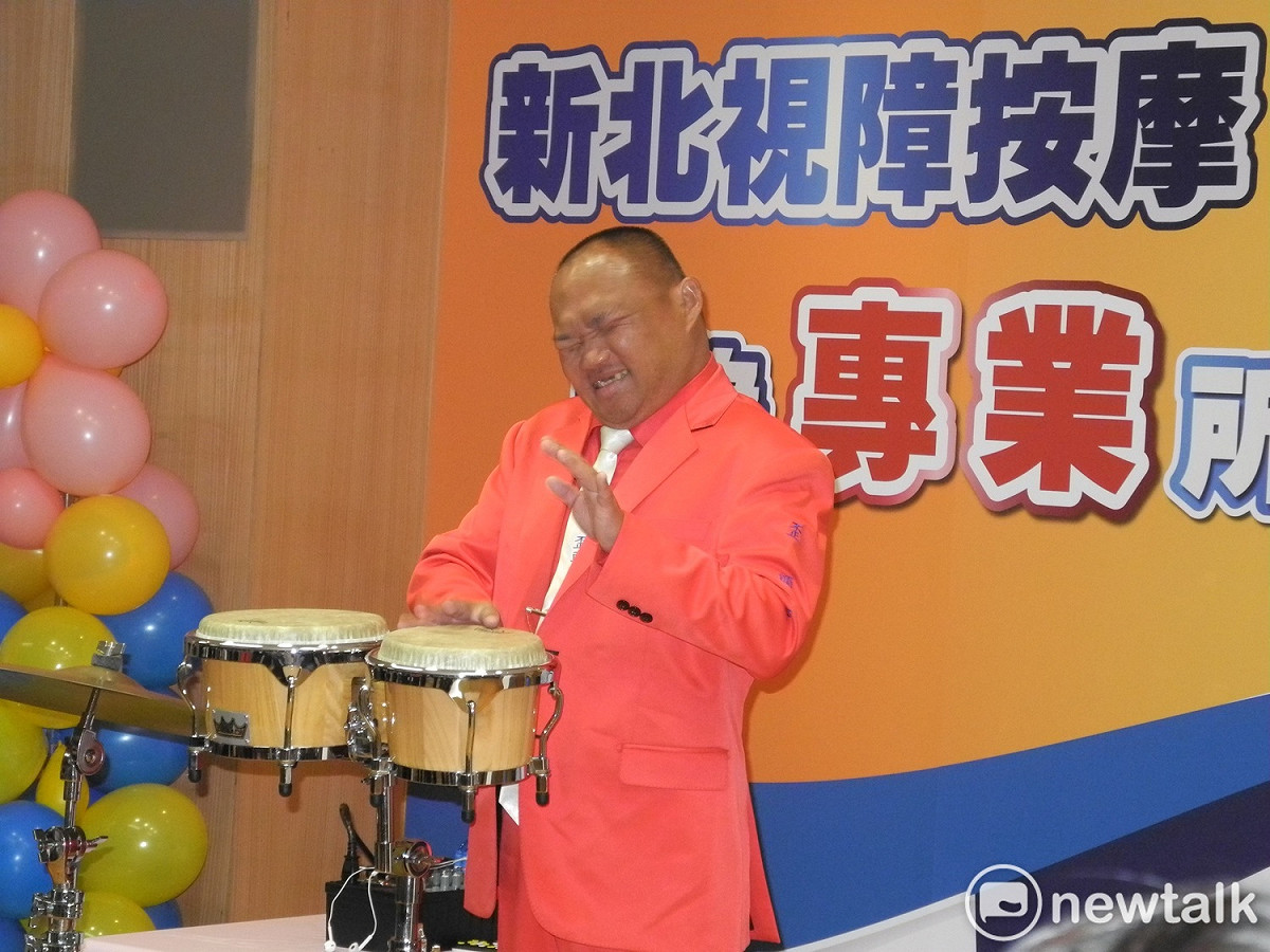 新北市視障按摩好康活動起跑記者會，邀身障街頭藝人盧斯勇 (歪頭勇)用非洲鼓打擊熱鬧開場。 圖：王峻昌/攝