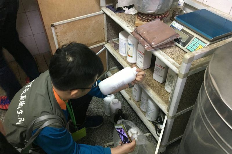 昨（２７）日台南市一間地下羊乳工廠對外保證百分之百純正鮮乳銷售十多年，遭檢調及台南市衛生局查獲涉嫌以牛奶粉、奶精調製後假冒羊乳。 圖：台南市政府/提供
