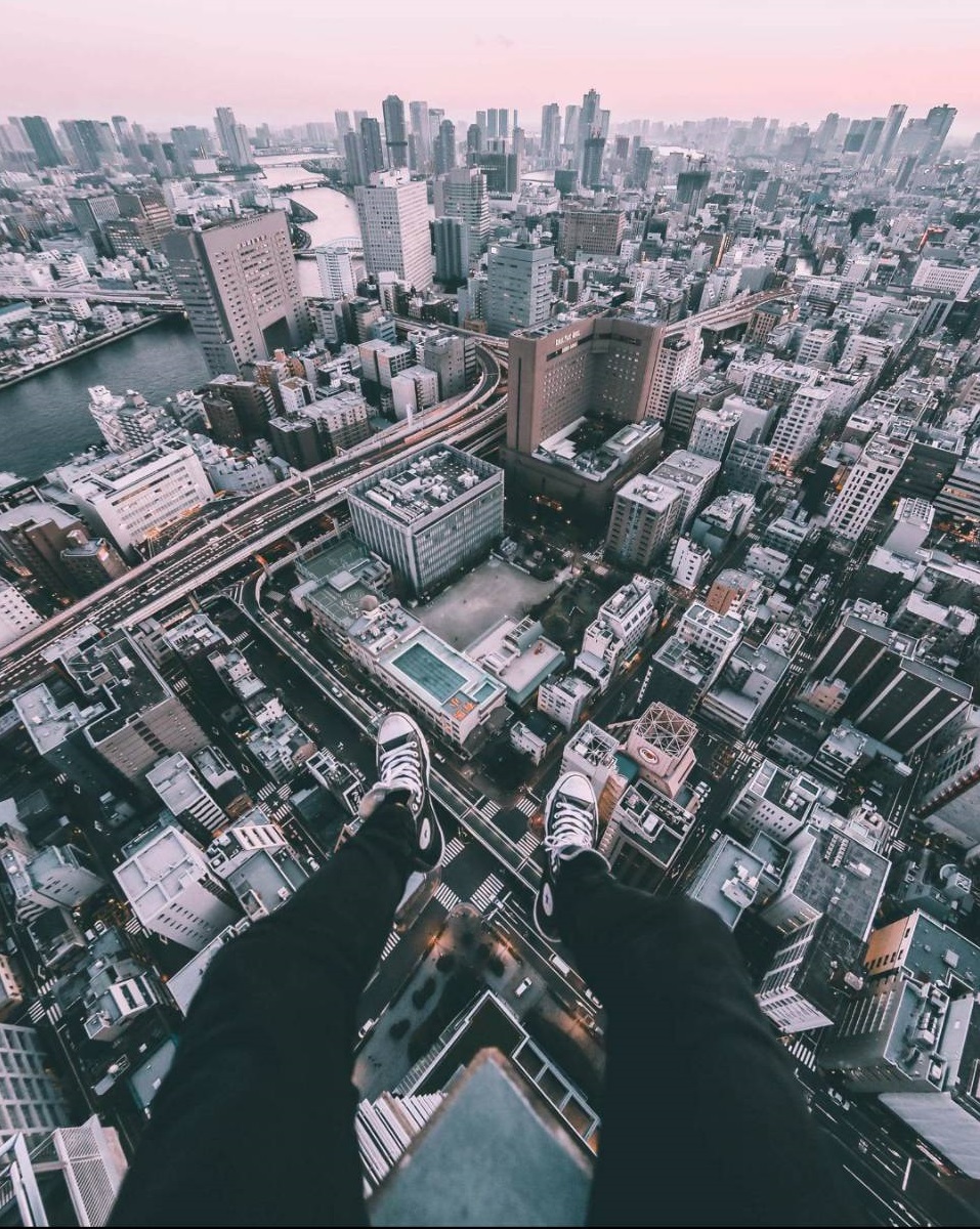 李翰昇上傳的照片遍及台灣、香港或中國等地的知名景點，其中更有不少極限攝影的作品，吸引網友追蹤朝聖。 圖：翻攝自李翰昇臉書