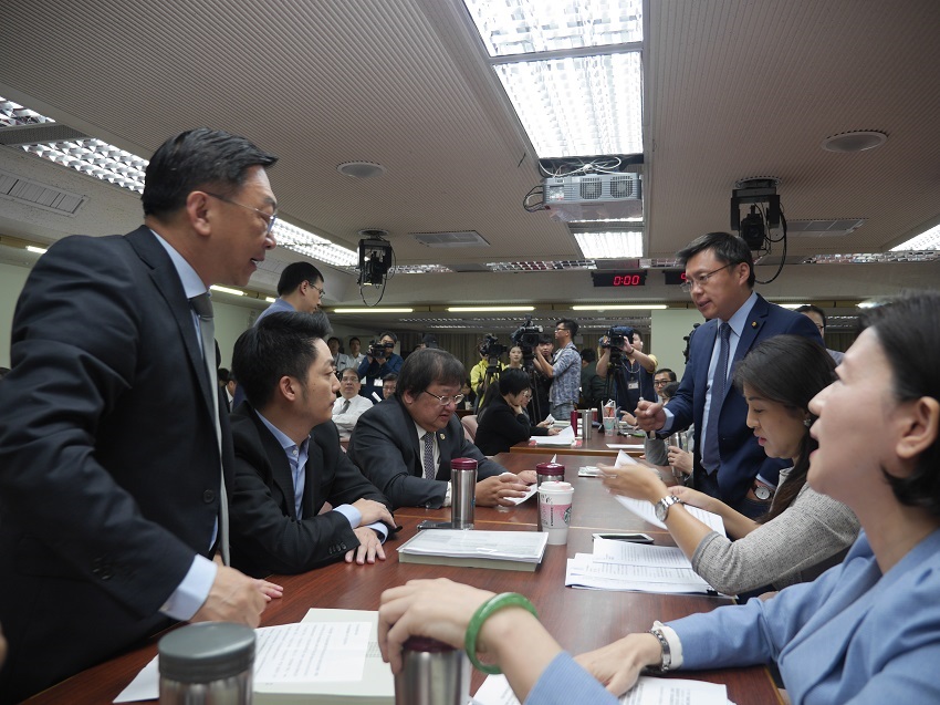 立法院衛環委員會今天（29日）進入逐條審查《空污法》重頭戲，會議一開始，朝野立委針對程序爆發口角衝突。 圖：趙婉淳／攝