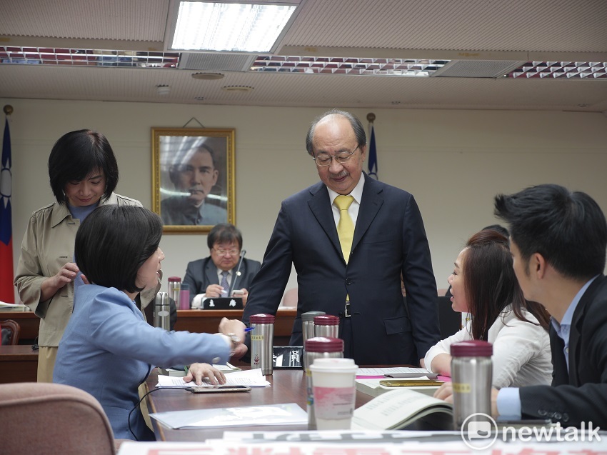 立法院外交及國防委員會針對軍人年改草案進行詢答，最後被國民黨團成功杯葛，民進黨召委王定宇宣布散會。對此，民進黨團柯建銘晚間表示，願用今天退讓換來將來程序順利，「估計橫豎會在5月7日進行逐條審查。」 圖：趙婉淳／攝（資料照）