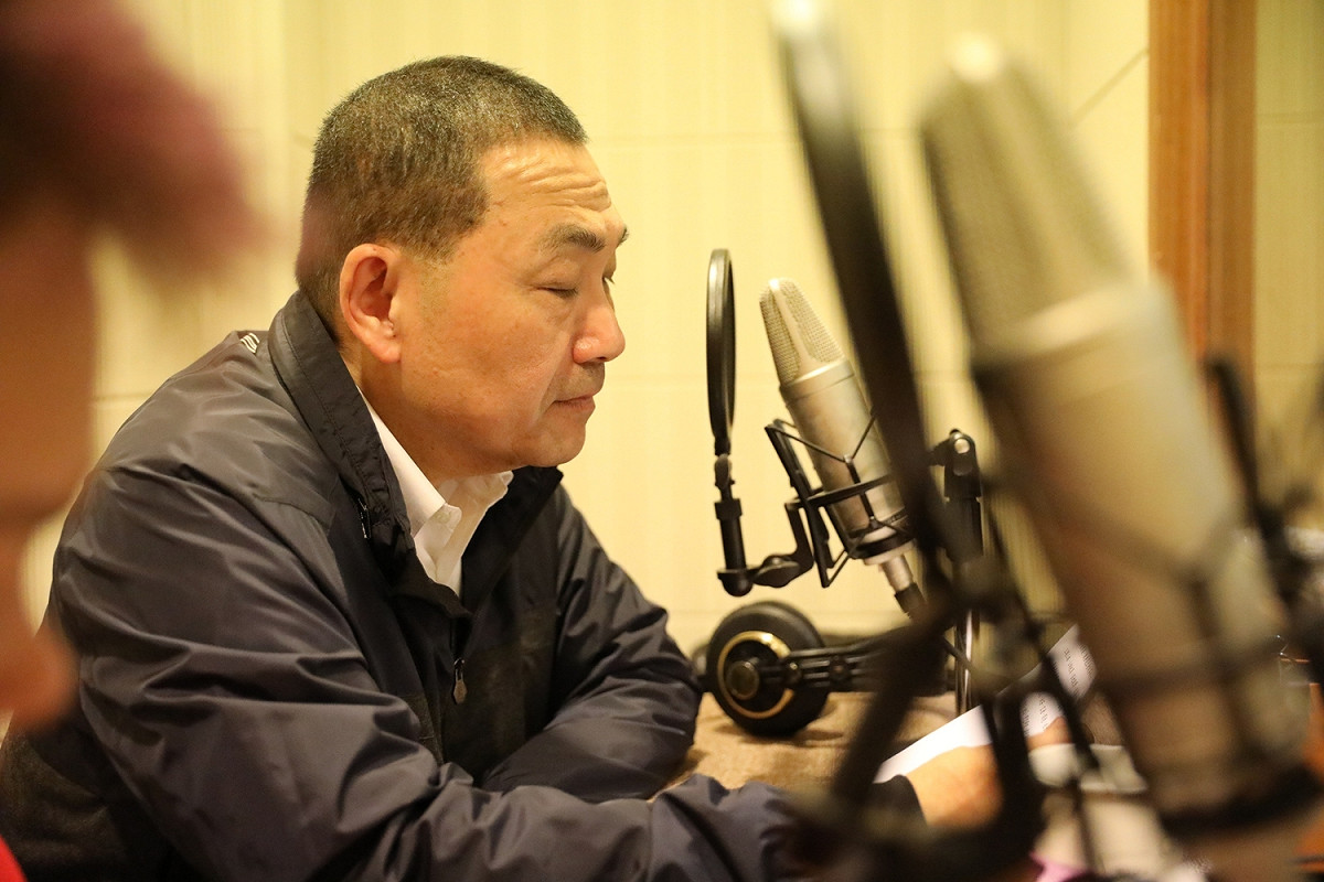 選舉菜鳥侯友宜第一次進錄音室錄製民調催票音檔，雖然前一晚緊張睡不好，不過錄完後的效果，連錄音師都讚是PRO級的。 圖：侯友宜競選辦公室/提供