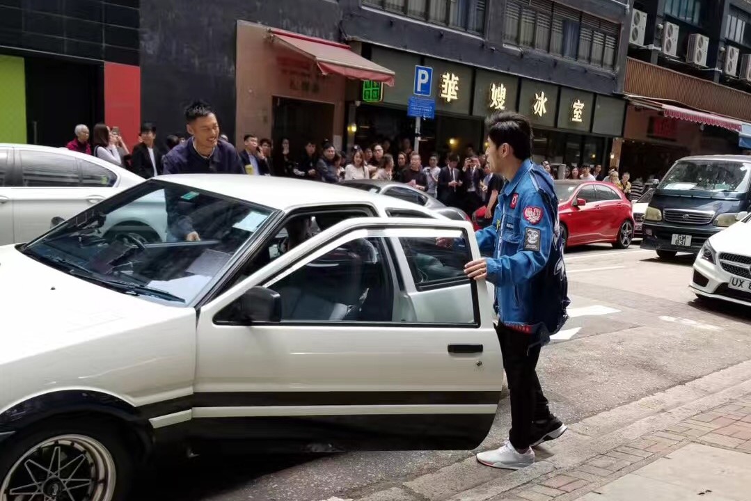 今（29）日有中國網友在微博上曝光了周杰倫與余文樂相談甚歡的照片，兩人據悉是在討論彼此的職業電競隊伍的未來發展！ 圖：翻攝自 SnapShotCarShow 微博