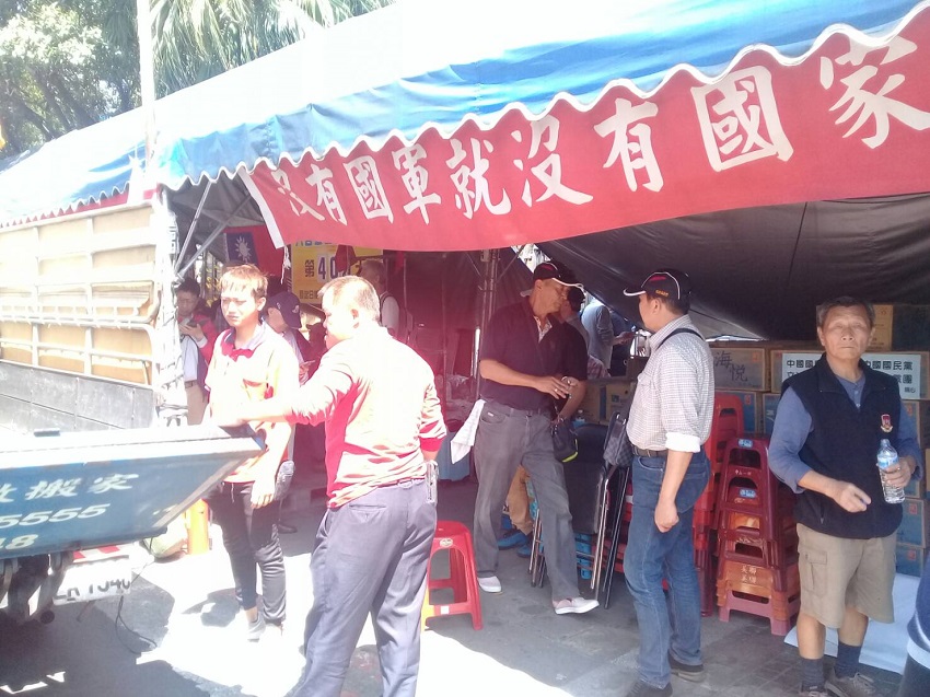 經北市建管處多次宣導勸說後，八百壯士決定遵守規範，今天（29日）中午陸續搬離物資，準備拆除。 圖：趙婉淳／攝