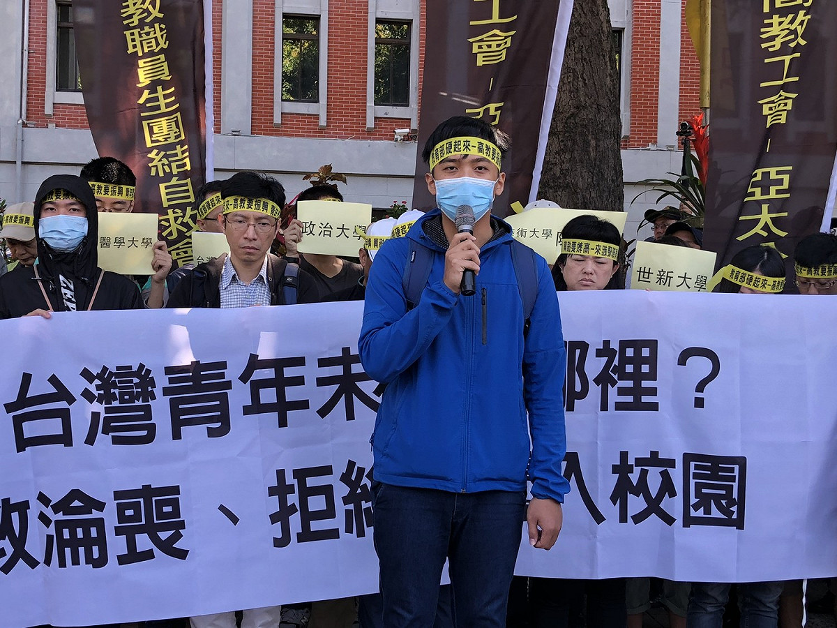 台灣高等教育產業工會表示，歷經將近一年的陳情與抗議，怡盛公司入主後的亞太董事會，不但主動大量停招科系、違規強逼學生轉學、拒絕提出補償措施、違法做掉校長遴選的教師代表、繼續積欠教職員薪資、採購圖利自身集團，亞太師生有多達500名以上師生對董事會投下不信任票，證實其試圖把學校辦倒，只因求退場利益卻不顧師生權益。 圖：高等教育產業工會/提供