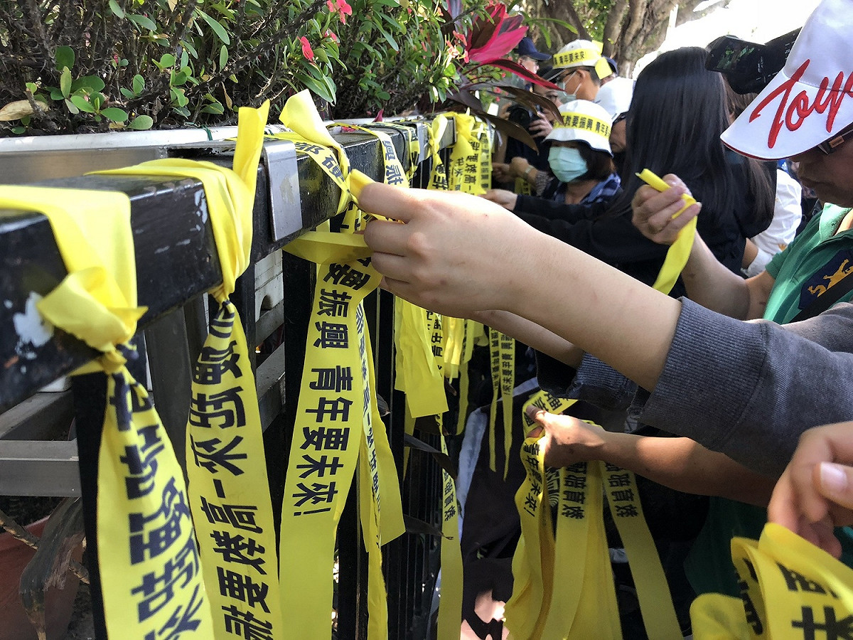 各校師生也將大量黃絲帶綁在教育部前的欄杆，上頭寫有「振興高教、接管亞太」、「教育部硬起來，青年們要未來」，表達對當前禿鷹集團入主私校、使師生權益受損的惋惜與憂心。 圖：高等教育產業工會/提供