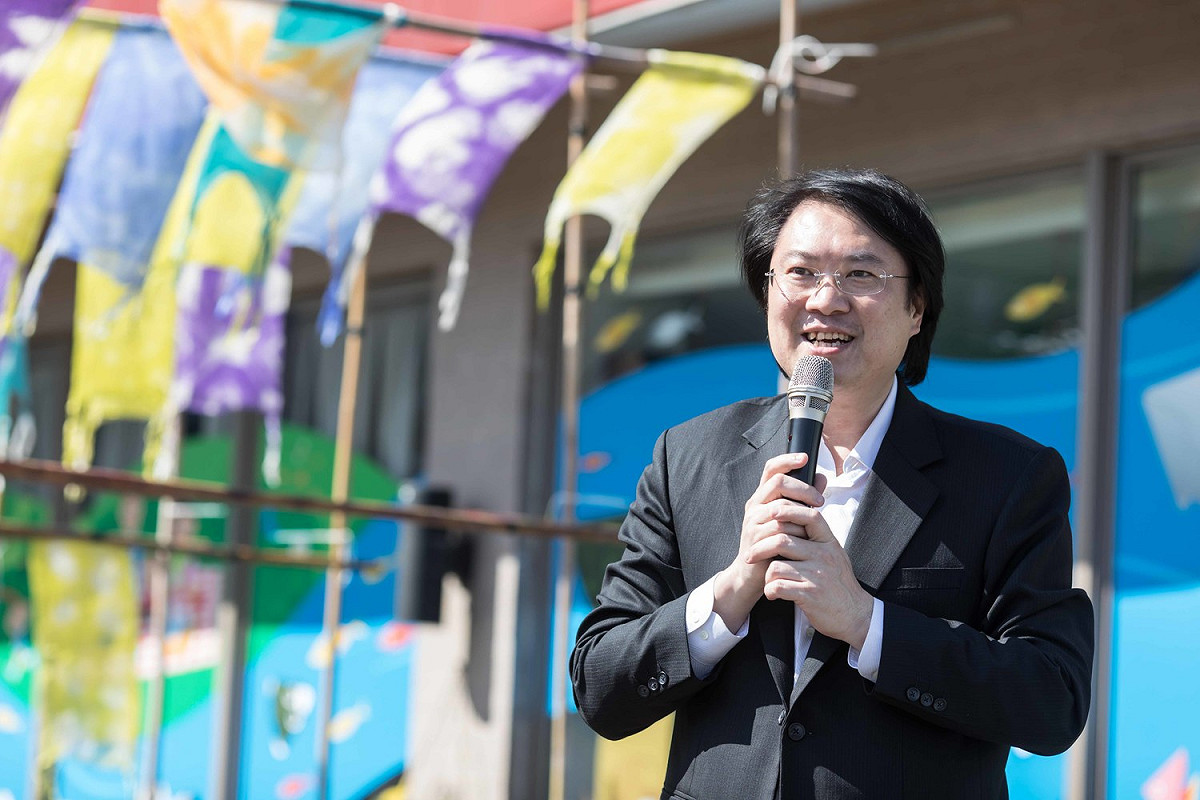 今(29)日林右昌參與「Color Keelung」活動開幕典裡，親自體驗彩繪染布。 圖：基隆市政府/提供