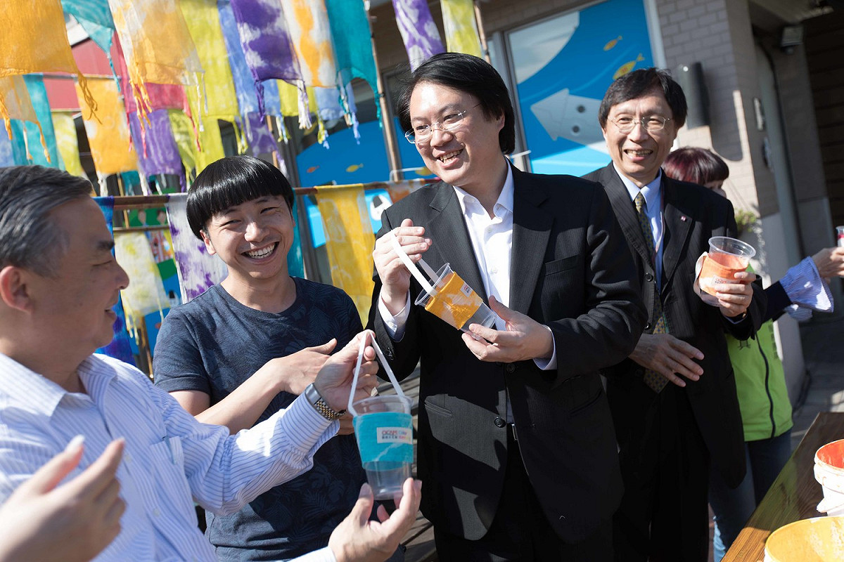 本次Color Keelung計畫，第一階段讓藝術家與民眾合力完成彩繪染布，讓藝術散播在整座城市中。第二階段則是利用回收的染布，製成環保杯套贈送市民。此項有意義的環境藝術活動，邀請基隆市旅遊聯盟業者、商圈促進會、環境友善商店等響應合作，凝聚藝術創作並延續環保理念。 圖：基隆市政府/提供