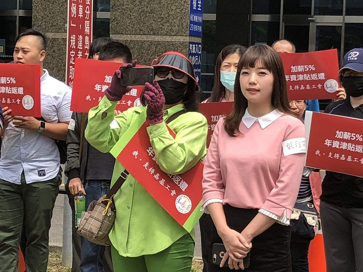 嘉義基督教醫院員工遊行要求加薪，曾在嘉基擔任護理師的市議員參選人黃思婷（著粉紅衣服者）出面力挺。 圖：翻攝自「嘉義縣市新聞訊息天下事」Line群組