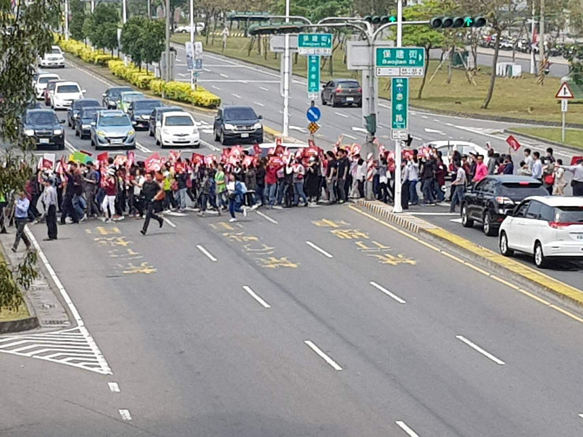 嘉義基督教醫院員工遊行要求加薪，300多人上街，聲勢浩大。 圖：翻攝自「嘉義新聞媒體交誼區」Line群組