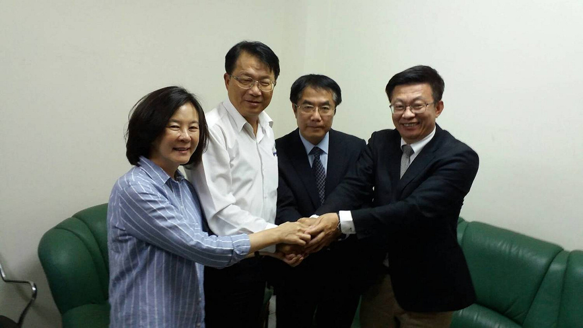 黃偉哲團結請益之旅第二站抵民進黨台南市黨部，拜會市黨部主委顏純左。 圖：黃博郎/攝