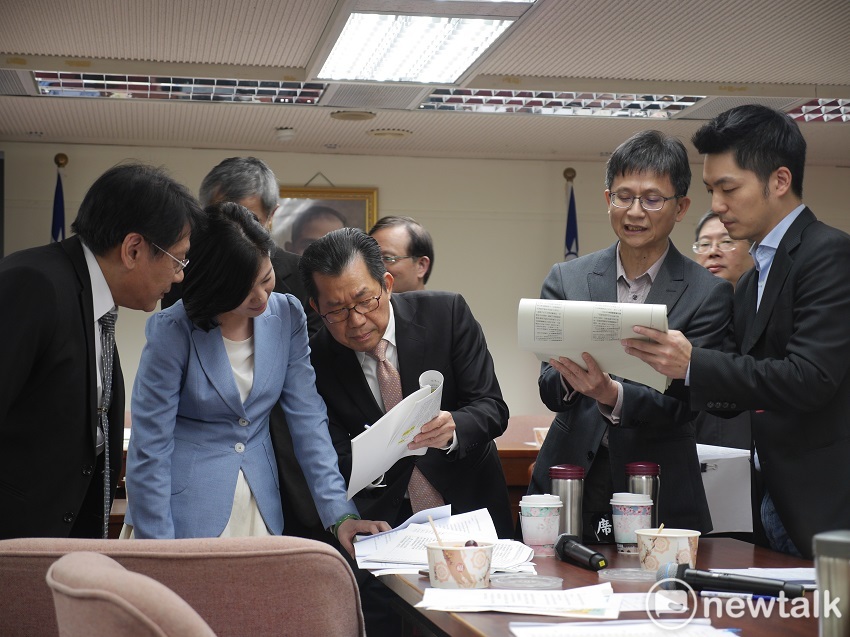 立法院衛環委員會今天（29日）審議「空污法修正草案」。 圖：趙婉淳／攝