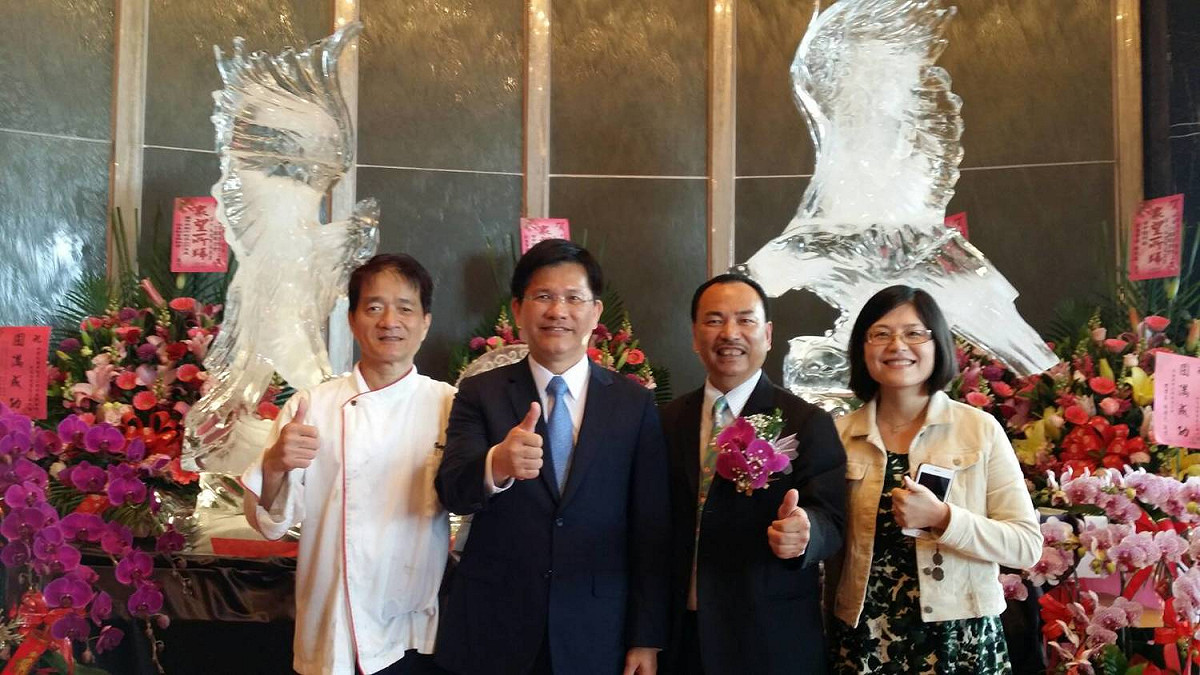 台中市長林佳龍（左二）及勞工局長黃荷婷（右一）到場祝賀。 圖：中華民國餐飲業工會全國聯合會/提供