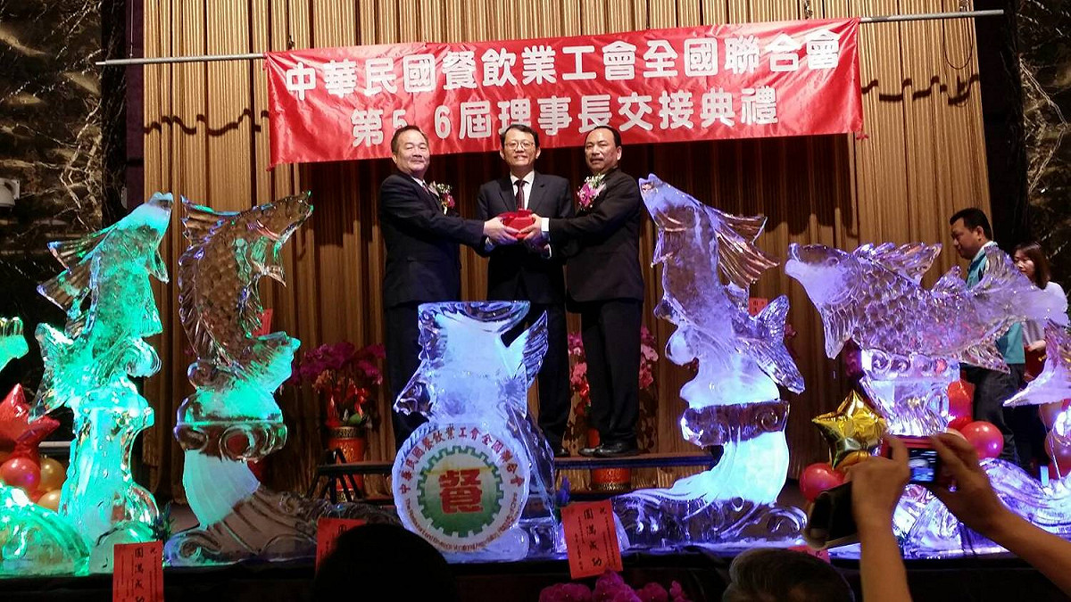 中華民國餐飲業工會全國聯合會第五、六屆理事長交接典禮，由唐啟東（左）交棒給花錦忠（右），由勞動部勞動關係司長王厚偉（中）監交。 圖：中華民國餐飲業工會全國聯合會/提供