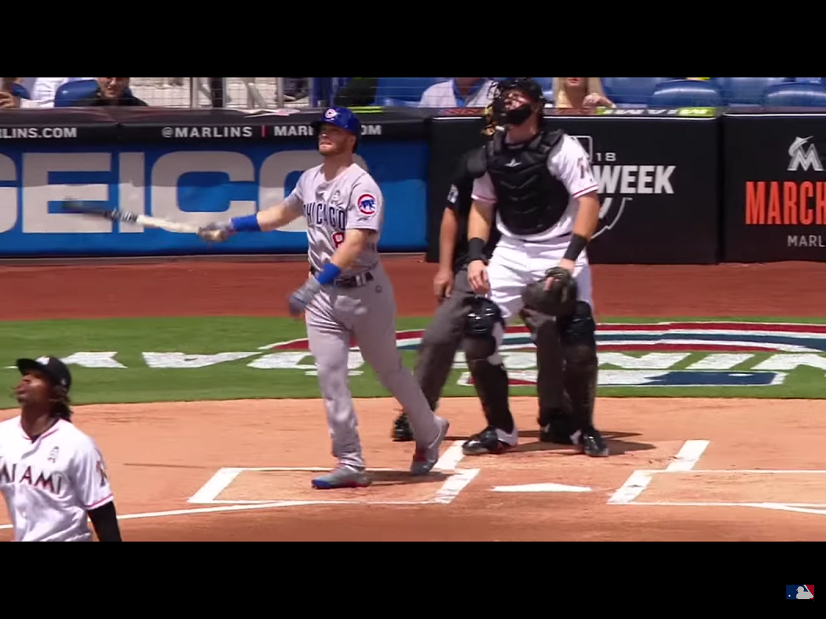 23歲的哈普（Ian Happ）去年5月才加入小熊，這是他首度在大聯盟開幕戰上場，他一棒把來自多明尼加共和國的先發右投尤瑞尼亞（Jose Urena）投出的第一球敲到右外野看台上。他上個球季共轟出24支全壘打。 圖：翻攝自MLB官網