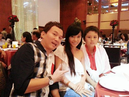 在律師的建議下，孫鵬決定乾脆不付保釋金，就讓孫安佐（右）待在當地監獄，要出庭的話也方便。 圖：翻攝自狄鶯臉書