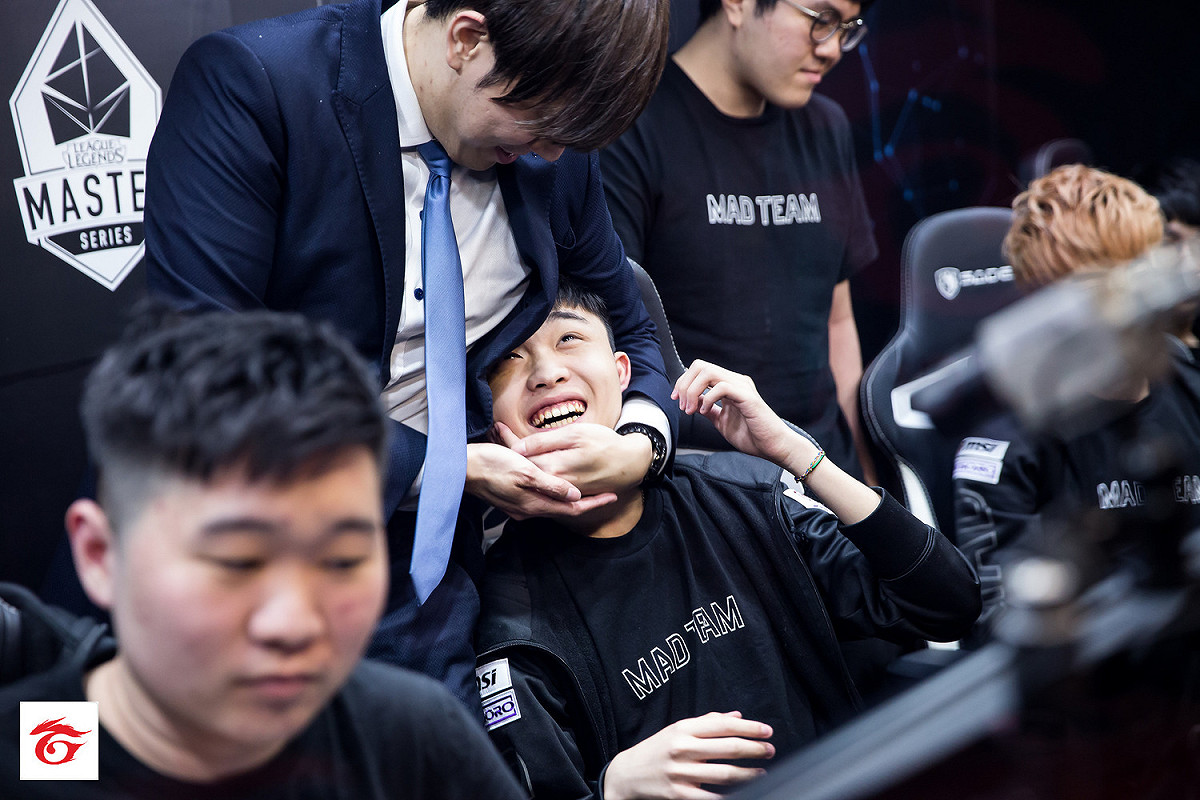教練GreenTea表示對於選手的好表現，感到相當開心。 圖：翻攝自 Garena eSports flickr