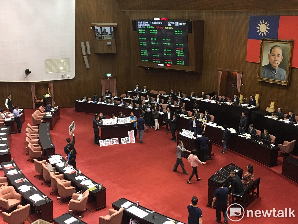 不滿核二廠2號機日前在重啟一天後急停跳機，國民黨立委們今（30）日再度於院會總質詢上佔領發言台杯葛，要求行政院長賴清德為此進行專案報告，且召開全國能源會議。 圖：黃韋銓/攝