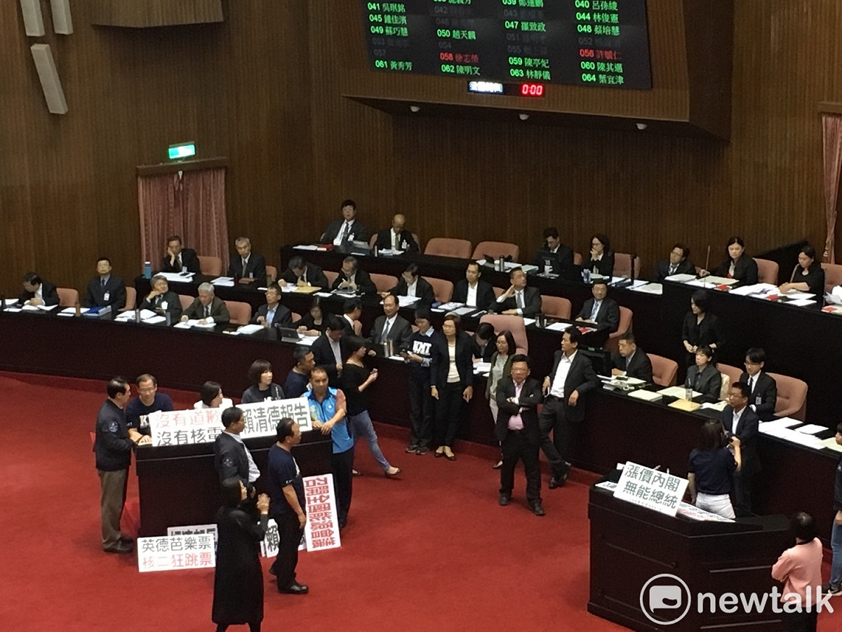 不滿核二廠2號機日前在重啟一天後急停跳機，國民黨立委們今（30）日再度於院會總質詢上佔領發言台杯葛，要求行政院長賴清德為此進行專案報告，且召開全國能源會議。 圖：黃韋銓/攝