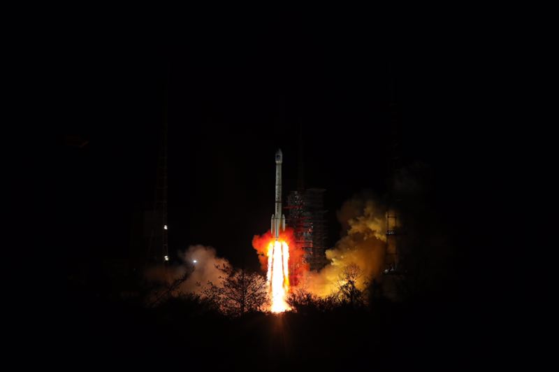 報導指出，這兩顆衛星屬於中圓地球軌道衛星，是中國北斗三號第七、八顆組網衛星。 圖：翻攝自人民網