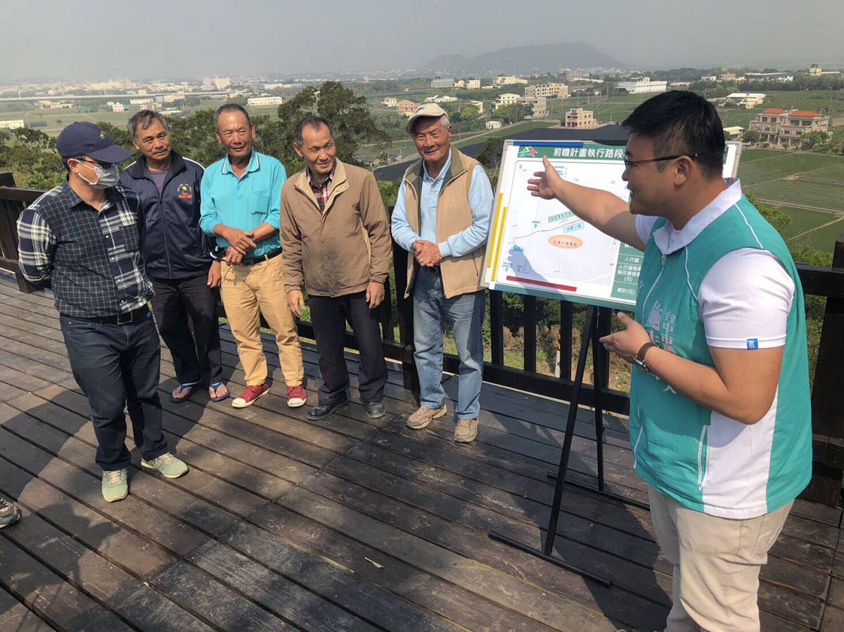 蔡其昌特助施志昌向地方人士說明拓寬計畫內容。 圖 : 蔡其昌辦公室/提供