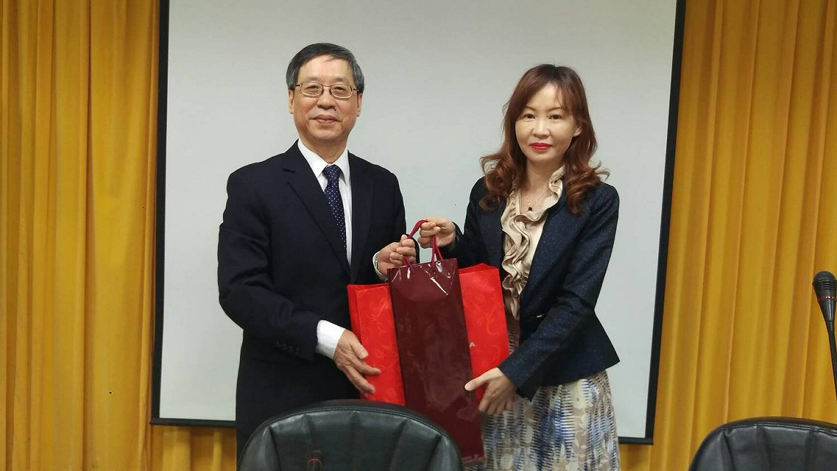 海基會副秘書長兼法律處長管安露（右）上午先陪同將近60位中區陸配團體、陸生參訪台中地方法院，左為台中地方法院院長江錫麟。 圖：海基會提供