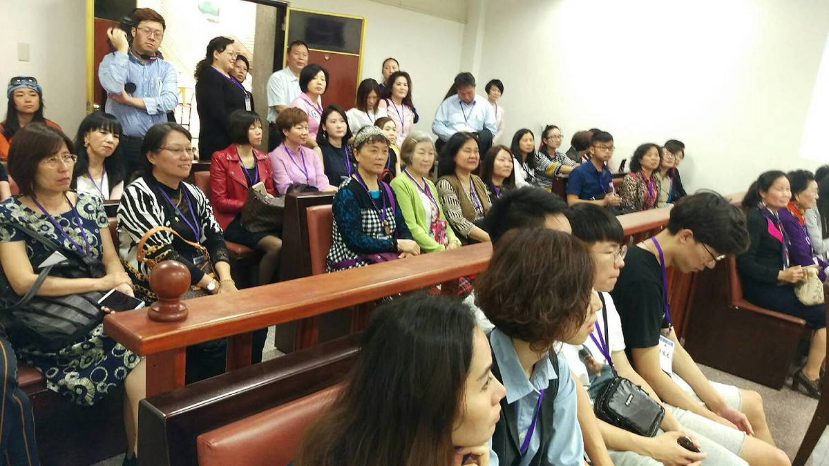 海基會副秘書長兼法律處長管安露上午先陪同將近60位中區陸配團體、陸生參訪台中地方法院。 圖：海基會提供