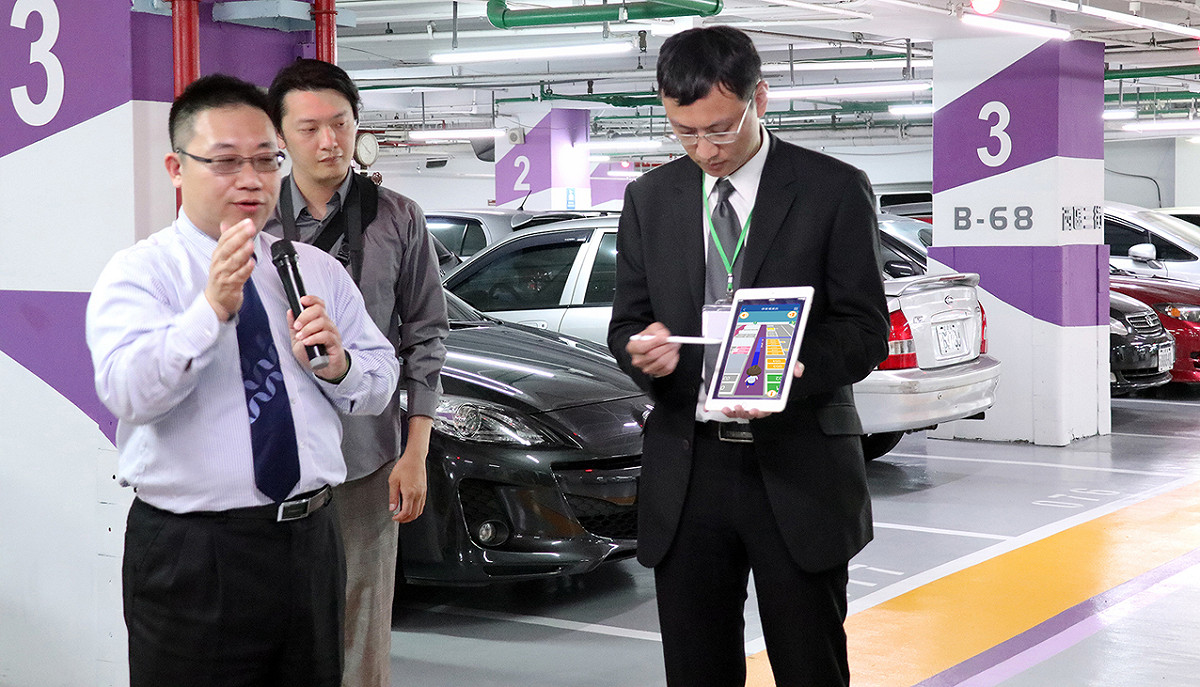 資策會智慧系統研究所繼板橋車站、台中國家歌劇院、台中國際機場等場域後，再次與停車場業者歐特儀合作，將智慧停車系統導入台北車站東西區停車場，運用「智慧感應」與「室內動態定位導航」技術。 圖：資策會/提供