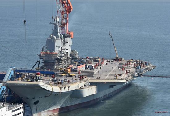中國首艘國產航空母艦海試在即，除了「山東」號延續「遼寧」號以省份命名的原則外，無論是「施琅」號、「衛溫」號，抑或「台灣」號，都呼應了現有「遼寧」號三不五時繞台巡航的政治、軍事意涵及統戰思考，我方不可不慎。 圖：翻攝自Youtube