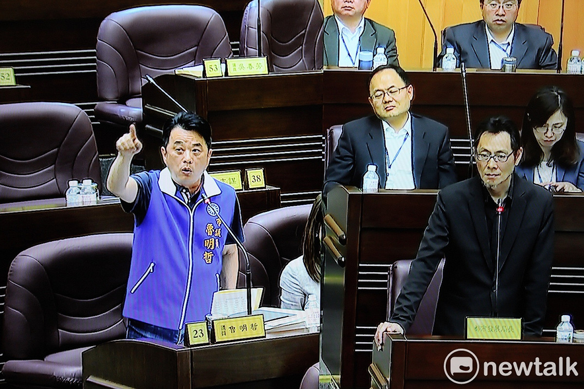 桃園市議員魯明哲認為市長鄭文燦應該向民眾承認他做不到「四年興建2萬戶社宅」的參選政見。 圖: 林昀真/攝