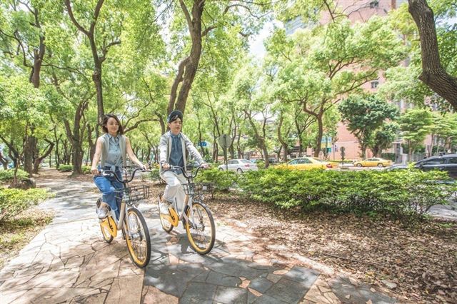 高雄市交通局祭出「高雄限定市區公車無限搭，oBike優惠爽爽拿」，4月至7月每月前1,000名購買公車月票的民眾，還可額外獲贈oBike 三次半小時免費體驗序號，總計4,000組。 圖：oBike/提供