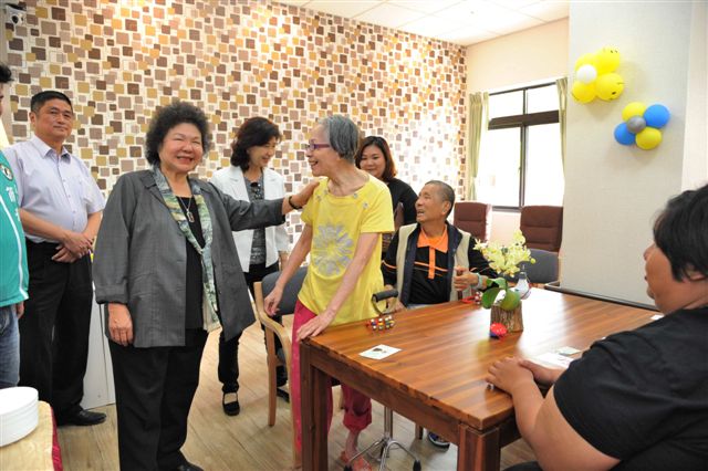 高雄鼓山日間照顧中心位於鼓岩國小內，高雄市長陳菊鼓勵幼兒、學童及老人老少共學，共享學校資源。 圖：高雄市政府/提供