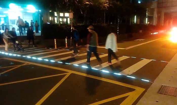 新店區新店路捷運新店站前通往碧潭風景區方向，設置加強版LED行穿線。 圖：新北市交通局/提供