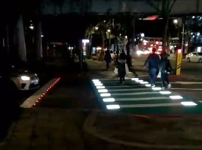 板橋區新府路市民廣場停車場出口處設置的加強版LED行穿線。 圖：新北市交通局/提供