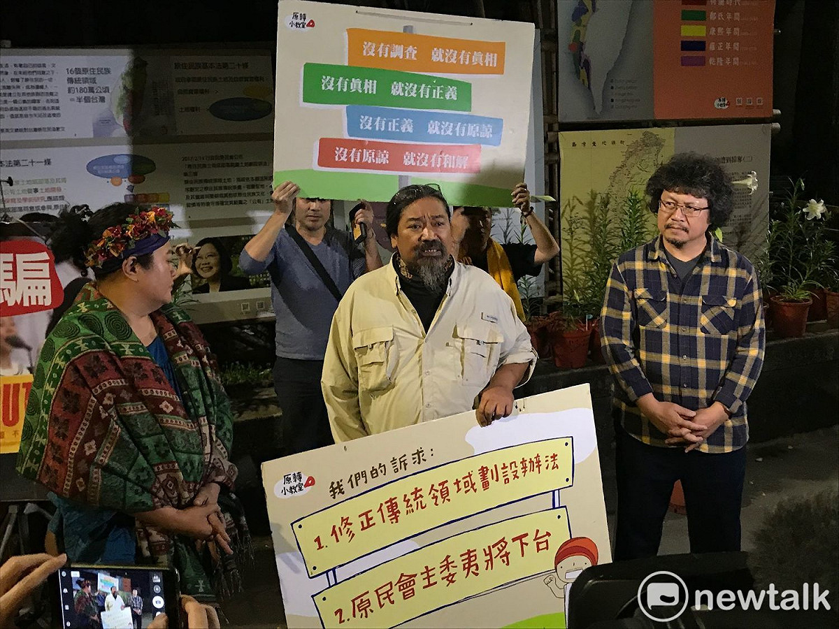 原民團體在捷運台大醫院站1號出口駐紮抗議逾400天，日前遭北市府警告要拆除。圖左起為原民歌手巴奈、那布、原運人士兼導演馬躍・比吼。 圖 : 周煊惠 / 攝